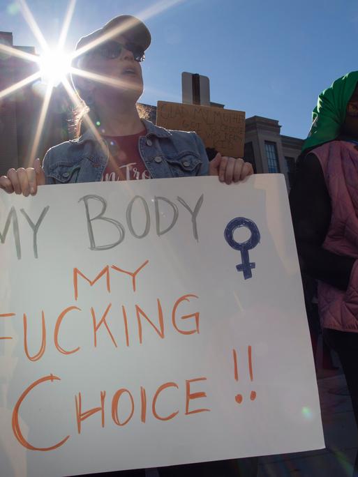 Frau hält ein Schild: "My Body. My Fucking Choice". Aktivisten für Abtreibungsrechte versammeln sich während des Women's March in Washington DC.