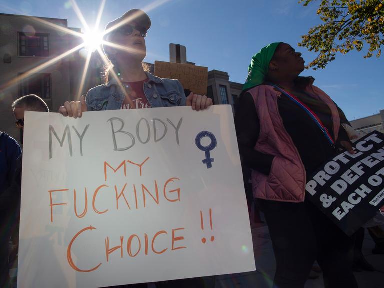 Frau hält ein Schild: "My Body. My Fucking Choice". Aktivisten für Abtreibungsrechte versammeln sich während des Women's March in Washington DC.