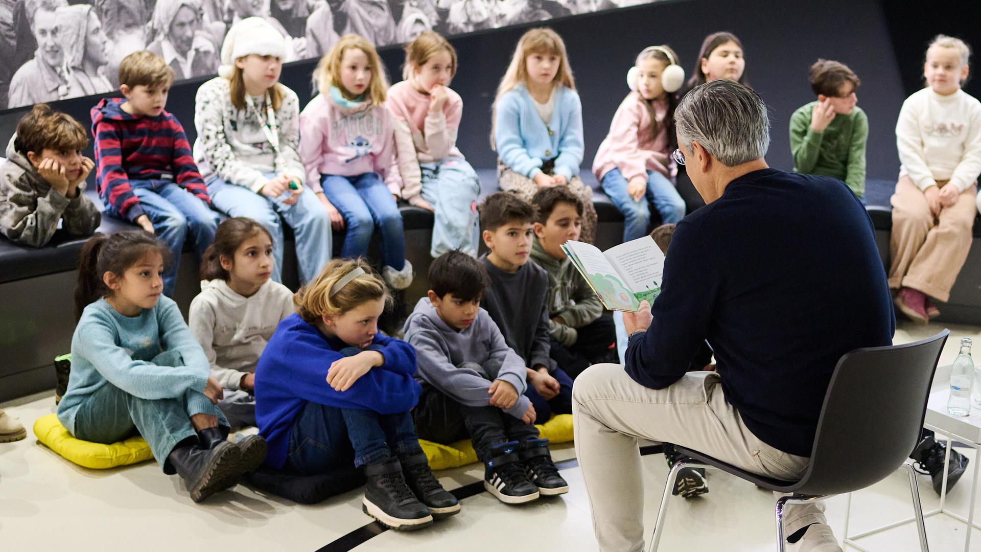 Manuel Neukirchner, Direktor des Deutschen Fußballmuseums, liest im Deutschen Fußballmuseum Schulkindern vor Manuel Neukirchner, Direktor des Deutschen Fußballmuseums, liest im Deutschen Fußballmuseum Schulkindern vor