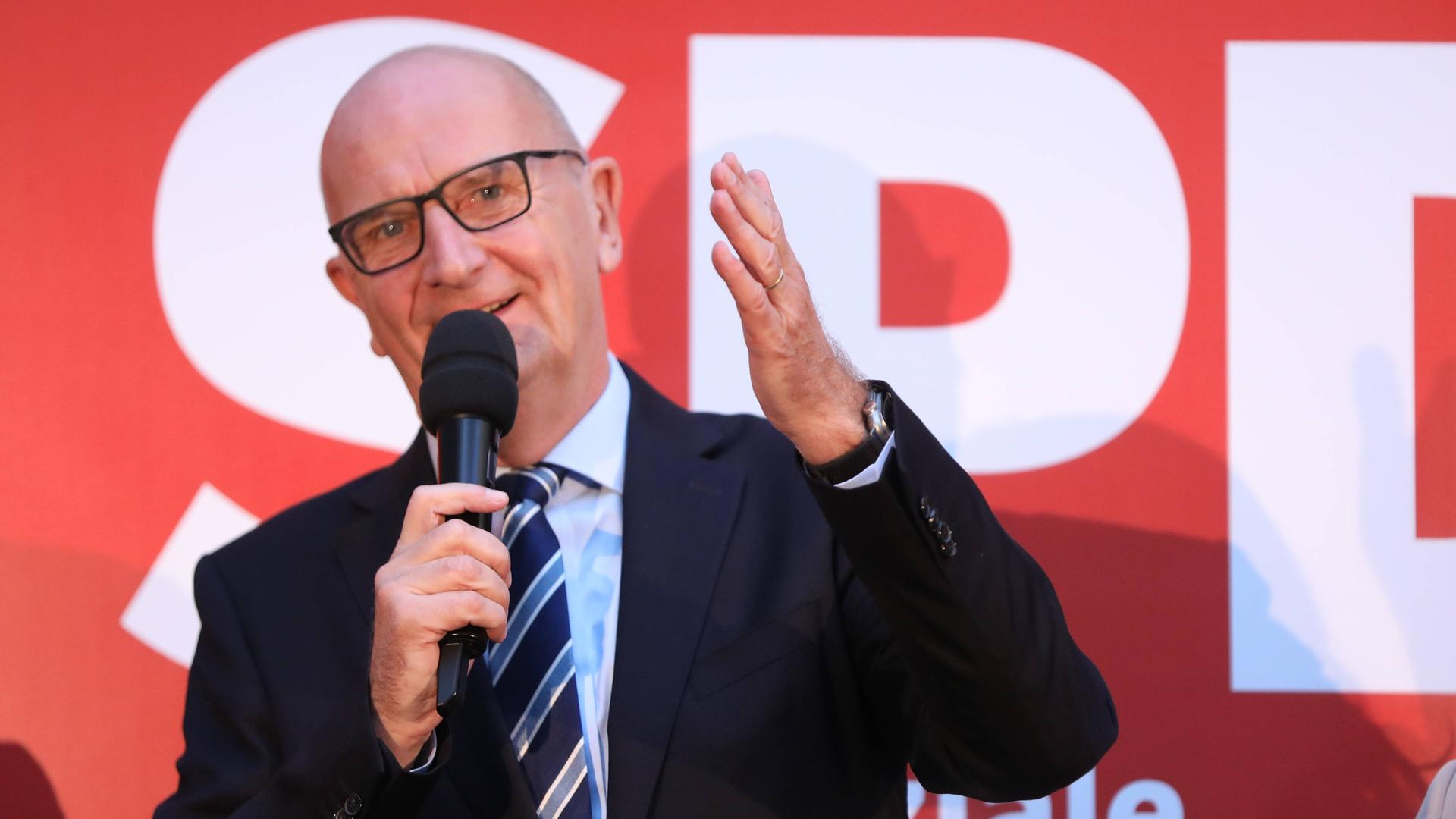 SPD-Wahlparty zur Landtagswahl in Brandenburg: Brandenburgs Ministerpräsident Dietmar Woidke hält eine Rede vor seinen Anhängern. 