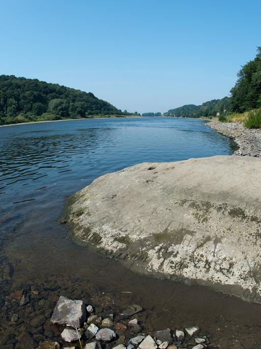 Ein sogenannter Hungerstein mit Jahreszahlen liegt am 11.08.2015 gut sichtbar in der Elbe bei Pirna-Oberposta (Sachsen). 