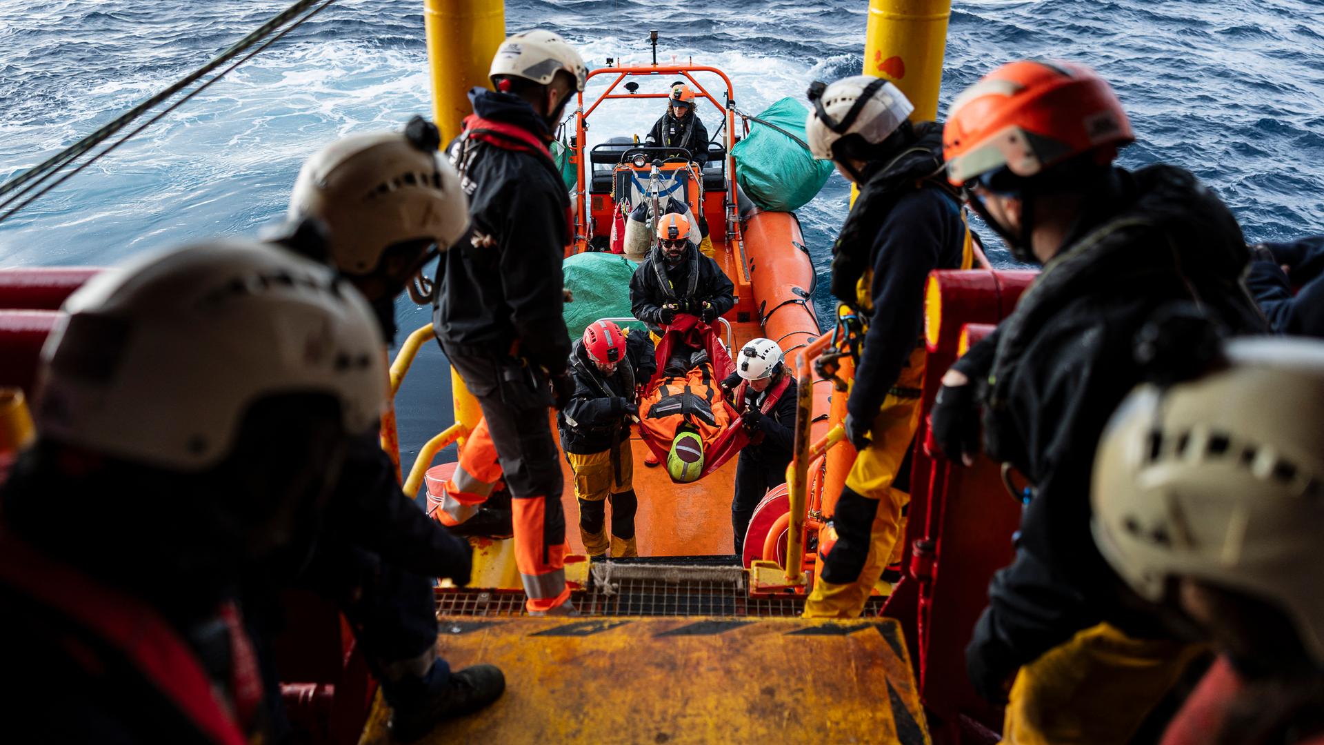 Die Besatzung eines Bootes der Seenotrettung bei einer Übung. Eine Puppe wird aus einem Rettungsboot auf das Hauptboot umgesetzt. Die Besatzung eines Bootes der Seenotrettung bei einer Übung. Eine Puppe wird aus einem Rettungsboot auf das Hauptboot umgesetzt.