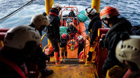 Die Besatzung eines Bootes der Seenotrettung bei einer Übung. Eine Puppe wird aus einem Rettungsboot auf das Hauptboot umgesetzt. Die Besatzung eines Bootes der Seenotrettung bei einer Übung. Eine Puppe wird aus einem Rettungsboot auf das Hauptboot umgesetzt.
