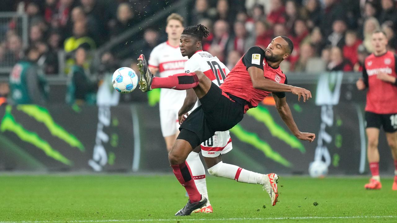 Spielszene mit Leverkusen's Jonathan Tah und dem Stuttgarter Spiele El Bilal Touré. 