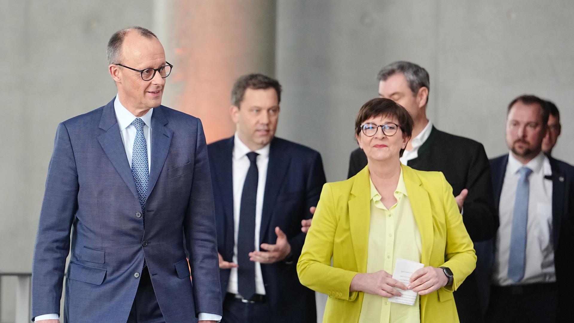 Friedrich Merz (CDU), Lars Klingbeil (SPD), Markus Söder, (CSU) und Saskia Esken (SPD) (v.l.n.r.) nehmen an einer Pressekonferenz nach den Sondierungsgesprächen von Union und SPD im Bundestag teil