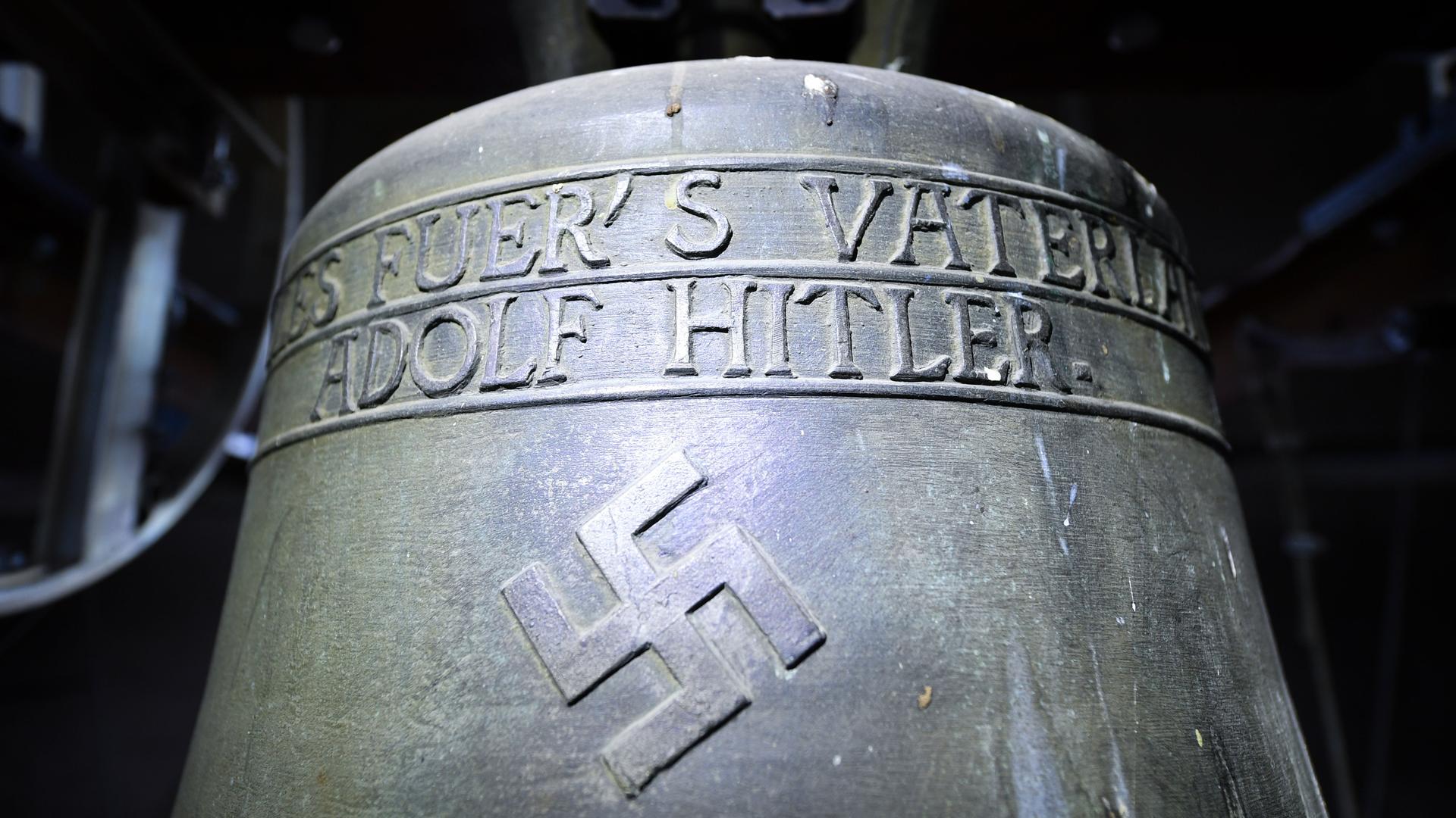 Eine Bronzeglocke mit Hakenkreuz und dem Spruch "Alles fürs Vaterland - Adolf Hitler"
