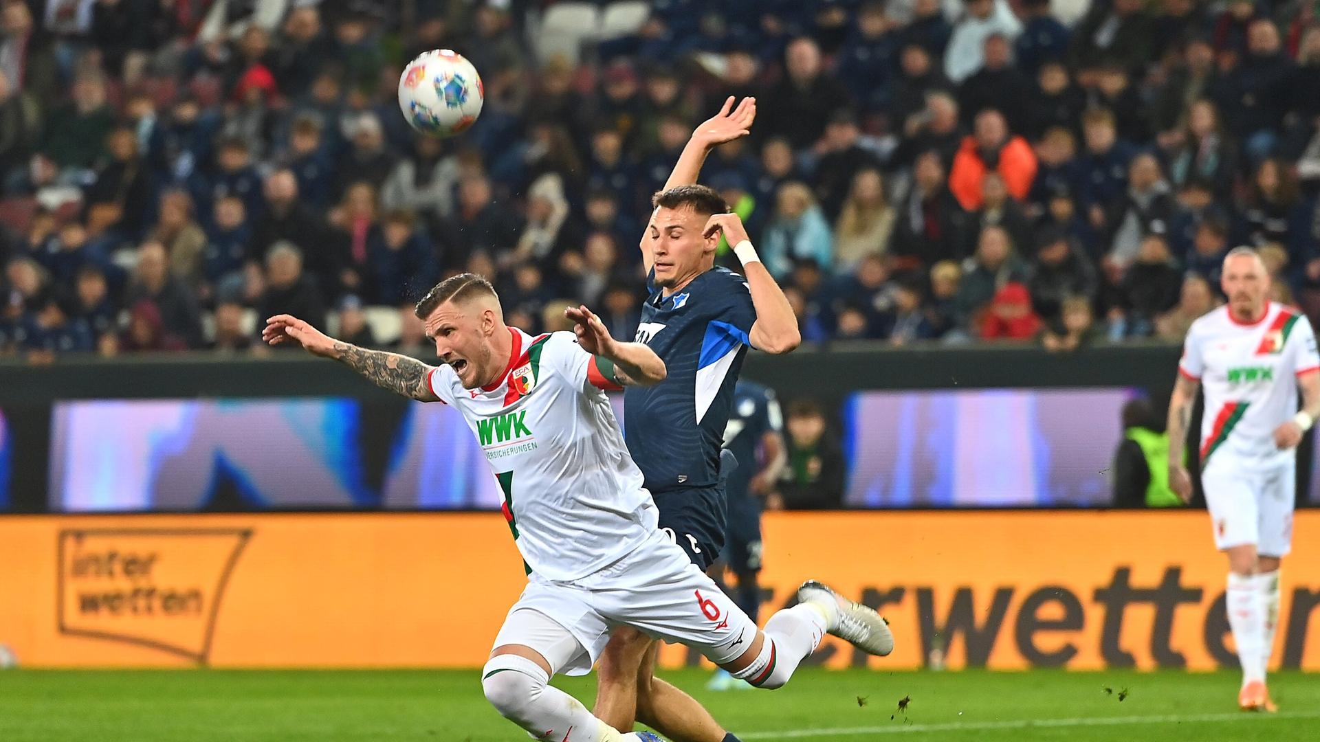 Tim Lemperle (Hoffenheim) und Jeffrey Gouweleeuw (Augsburg) im Zweikampf