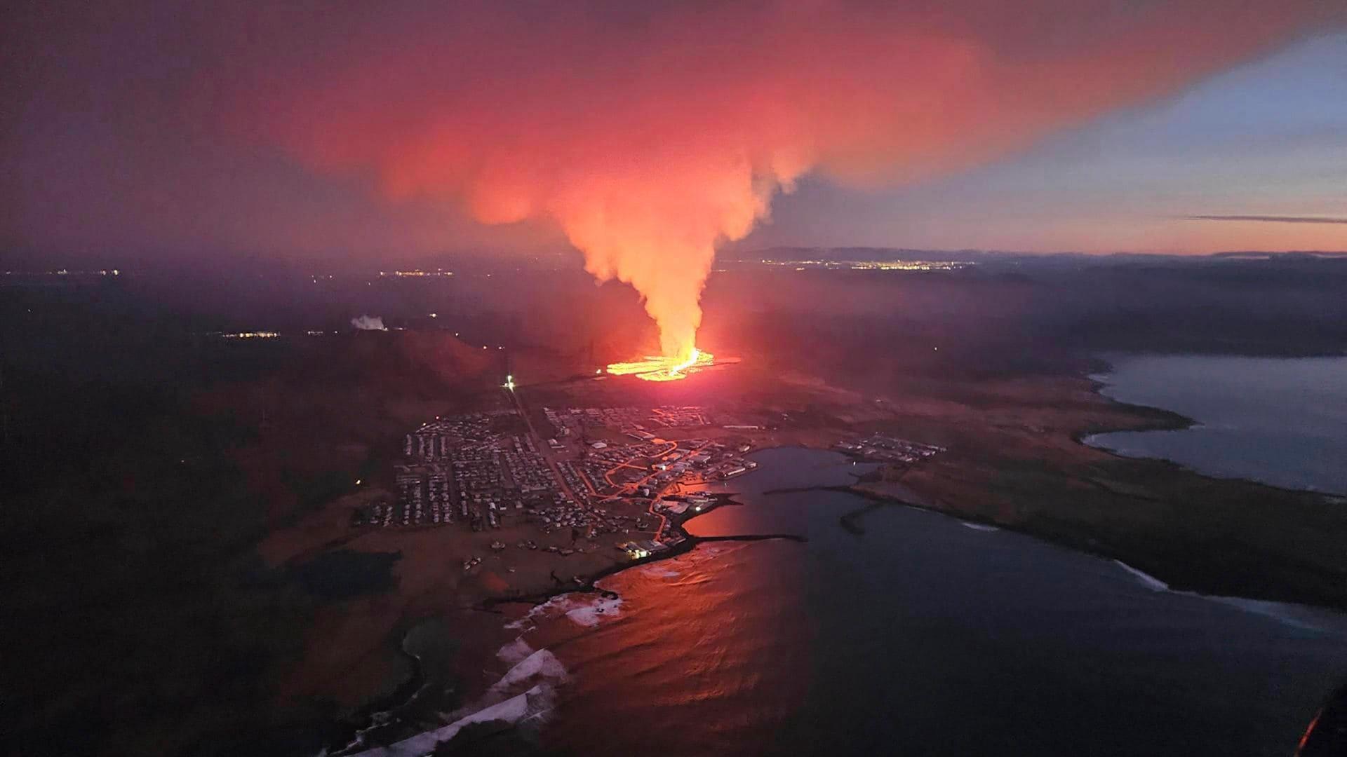 Im Südwesten von Island ist ein neuer Vulkan ausgebrochen mit eine Serie kleiner Erdbeben. Die Eruption begann nördlich von Grindavik, 14.1.2024.