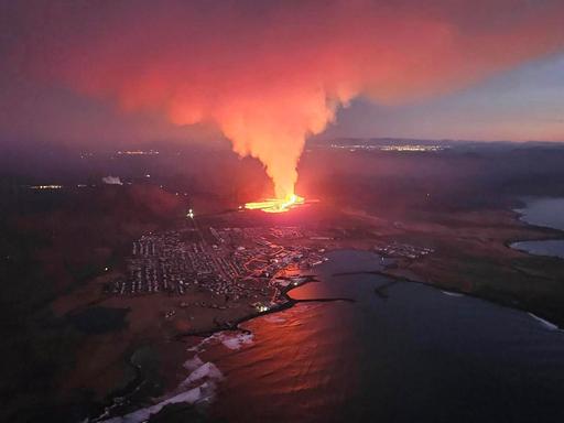 Im Südwesten von Island ist ein neuer Vulkan ausgebrochen mit eine Serie kleiner Erdbeben. Die Eruption begann nördlich von Grindavik, 14.1.2024.