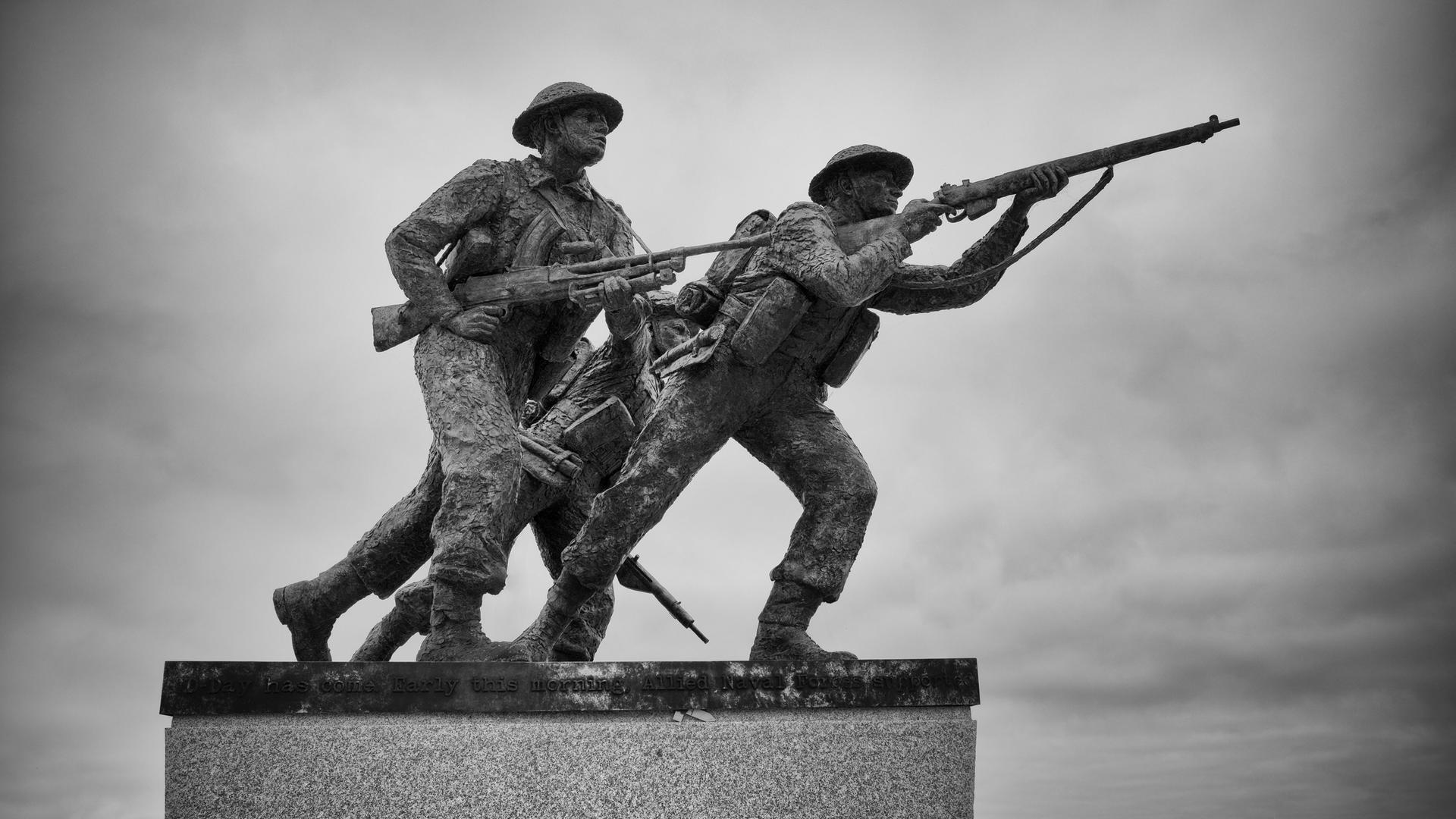 Installation mit drei kämpfende Soldaten - sie ist Teil des British Normandy Memorials in der Nähe des Dorfes Ver-sur-Mer in der Normandie, Frankreich.
