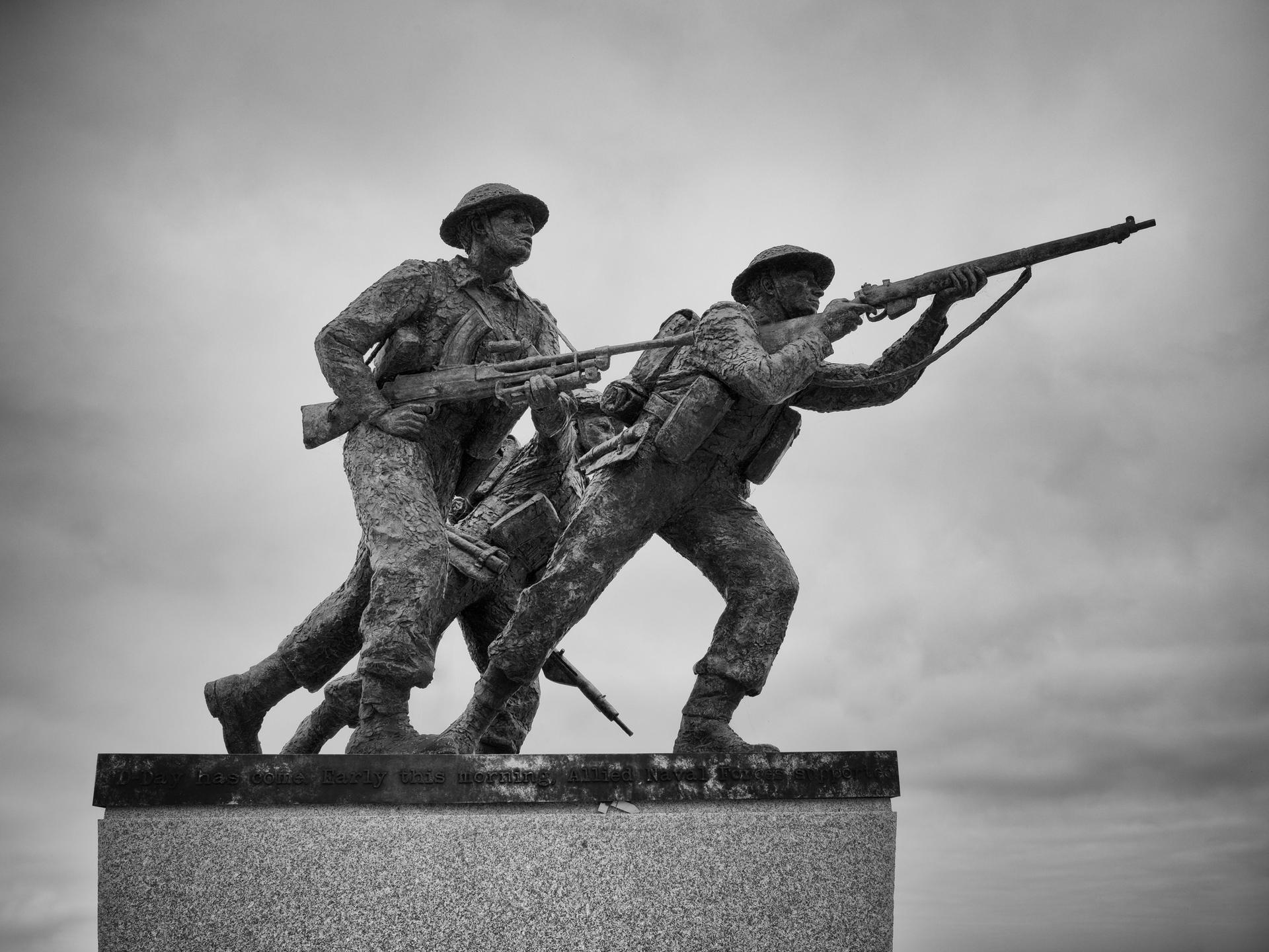 Installation mit drei kämpfende Soldaten - sie ist Teil des British Normandy Memorials in der Nähe des Dorfes Ver-sur-Mer in der Normandie, Frankreich.