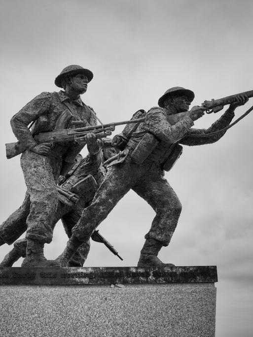 Installation mit drei kämpfende Soldaten - sie ist Teil des British Normandy Memorials in der Nähe des Dorfes Ver-sur-Mer in der Normandie, Frankreich.