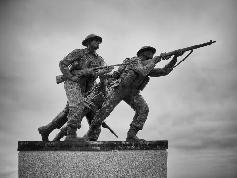 Installation mit drei kämpfende Soldaten - sie ist Teil des British Normandy Memorials in der Nähe des Dorfes Ver-sur-Mer in der Normandie, Frankreich.