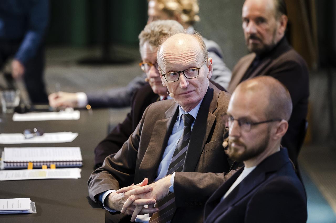 Alexander Jolles, Präsident der Stiftung Sammlung E.G. Buehrle, sitzt zwischen anderen Teilnehmern der Pressekonferenz. Er trägt ein kleines Mikrofon an der Wange und schaut hinter sich. 