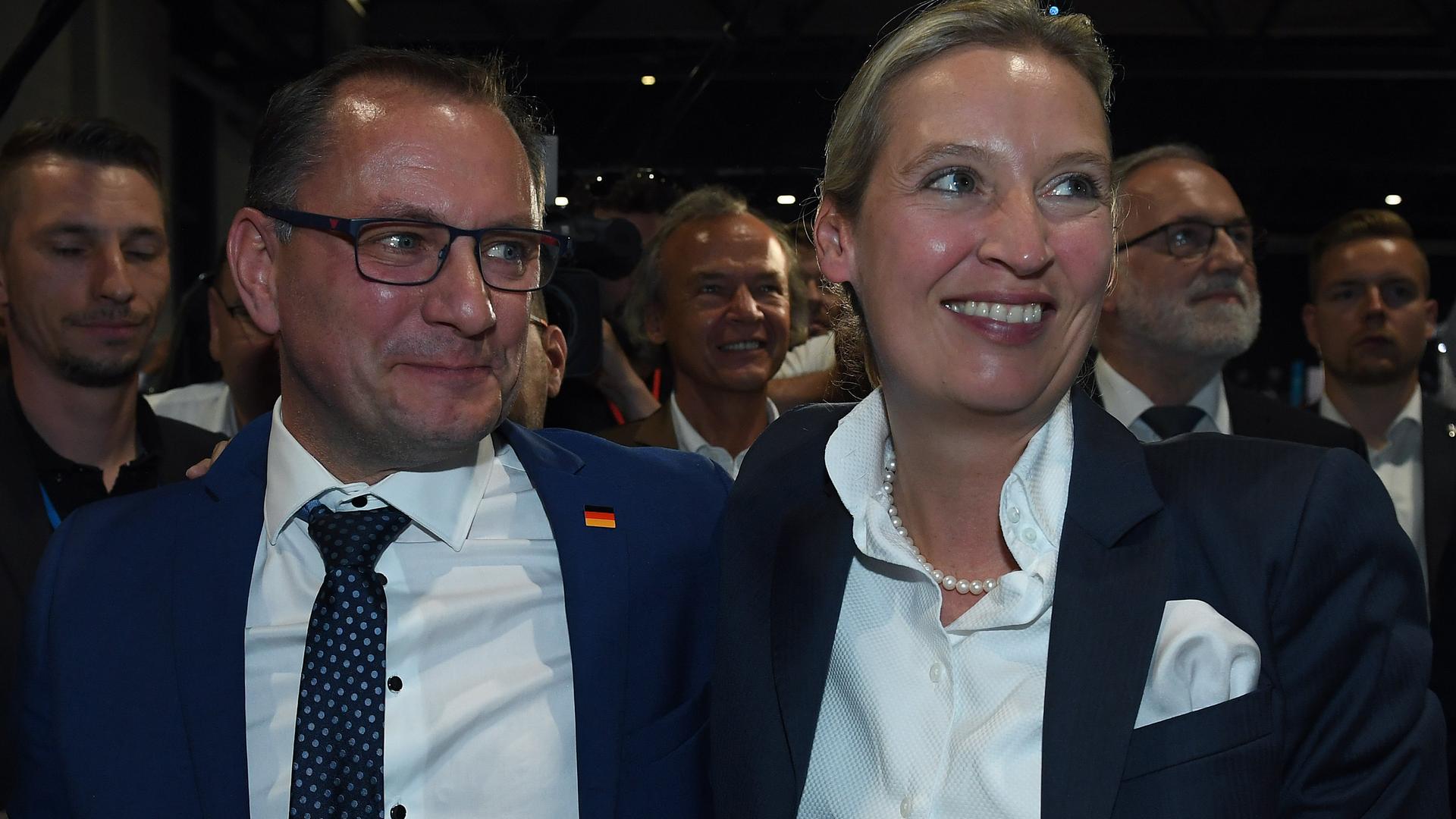 Tino Chrupalla (links) und Alice Weidel sind auf dem Bundesparteitag der AfD in Riesa zur neuen Doppelspitze der Partei gewählt worden