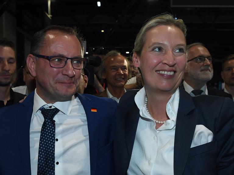 Tino Chrupalla (links) und Alice Weidel sind auf dem Bundesparteitag der AfD in Riesa zur neuen Doppelspitze der Partei gewählt worden