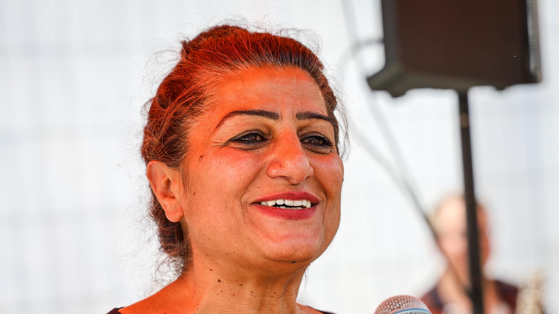 Sahhanim Görgü-Philipp (Grüne), Vizepräsidentin der Bremischen Bürgerschaft, spricht vor dem Hauptbahnhof in Bremen. Sahhanim Görgü-Philipp (Grüne), Vizepräsidentin der Bremischen Bürgerschaft, spricht vor dem Hauptbahnhof in Bremen.