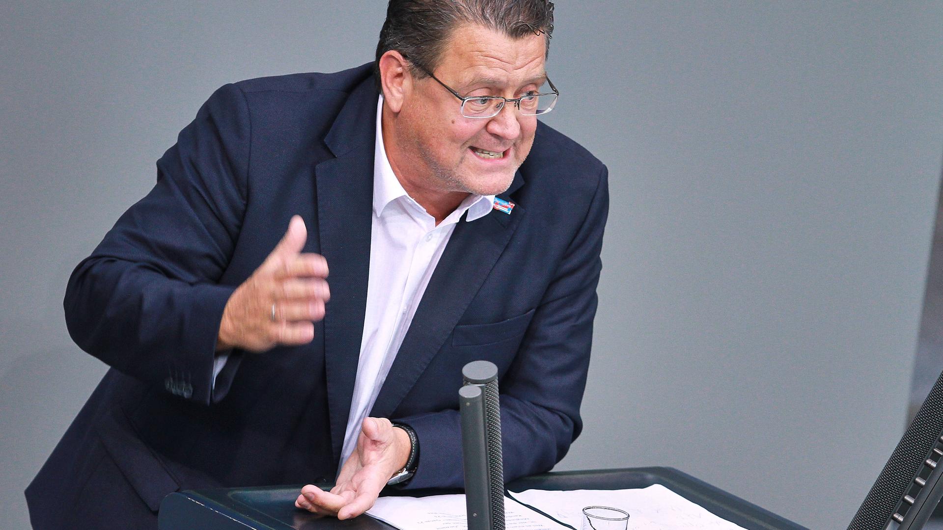 Stephan Brandner spricht im Bundestag. Er trägt einen dunkelblauen Anzug und eine randlose Brille.