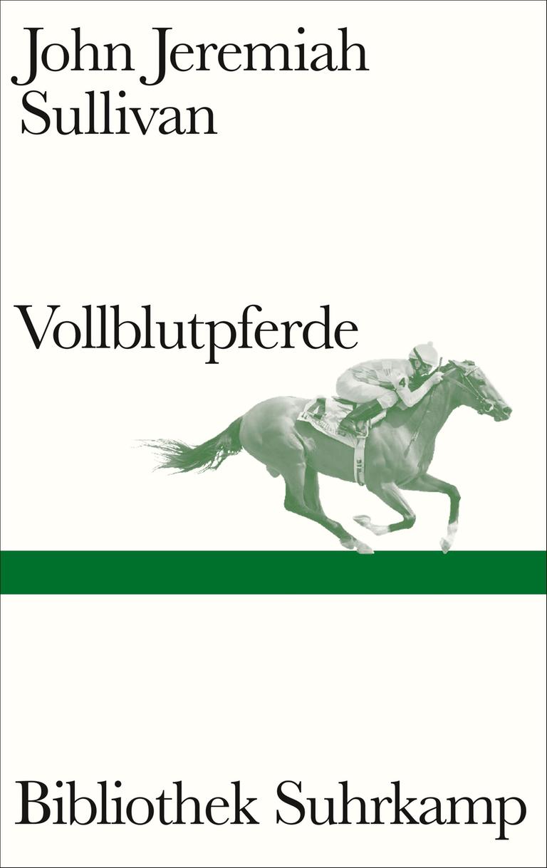 Das Cover des Buches von John Jeremiah Sullivan, "Vollblutpferde". Es zeigt neben dem Namen des Autors und dem Titel in der Mitte einen grünen Streifen, darüber ein Foto eines Reiters auf einem galoppierendem Pferd.