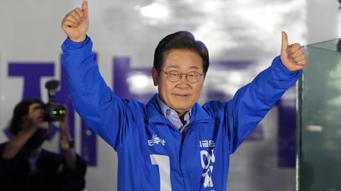 Seoul: Der Präsidentschaftskandidat der Demokratischen Partei Südkoreas, Lee Jae-myung, gestikuliert während einer Präsidentschaftswahlkampagne. 