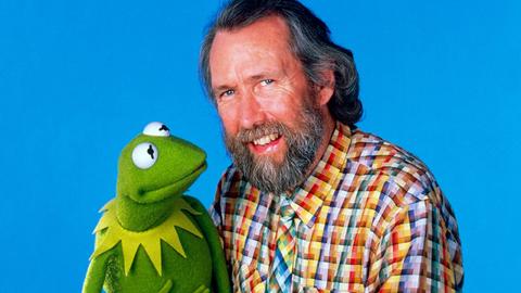 Der Puppenspieler und Erfinder der "Muppet Show" Jim Henson mit Kermit dem Frosch, 1988