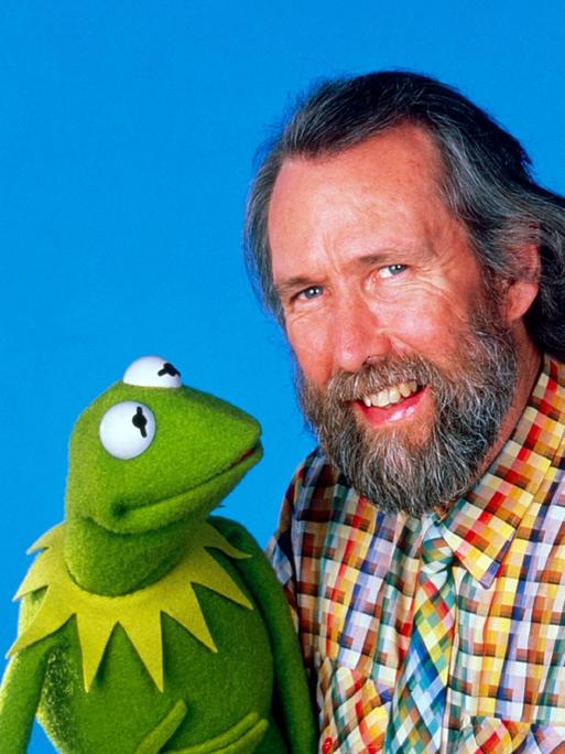 Der Puppenspieler und Erfinder der "Muppet Show" Jim Henson mit Kermit dem Frosch, 1988