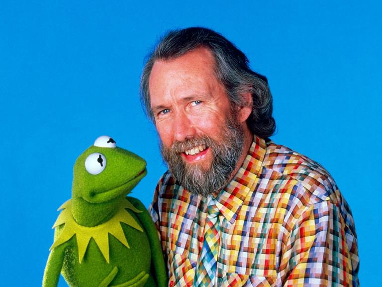 Der Puppenspieler und Erfinder der "Muppet Show" Jim Henson mit Kermit dem Frosch, 1988