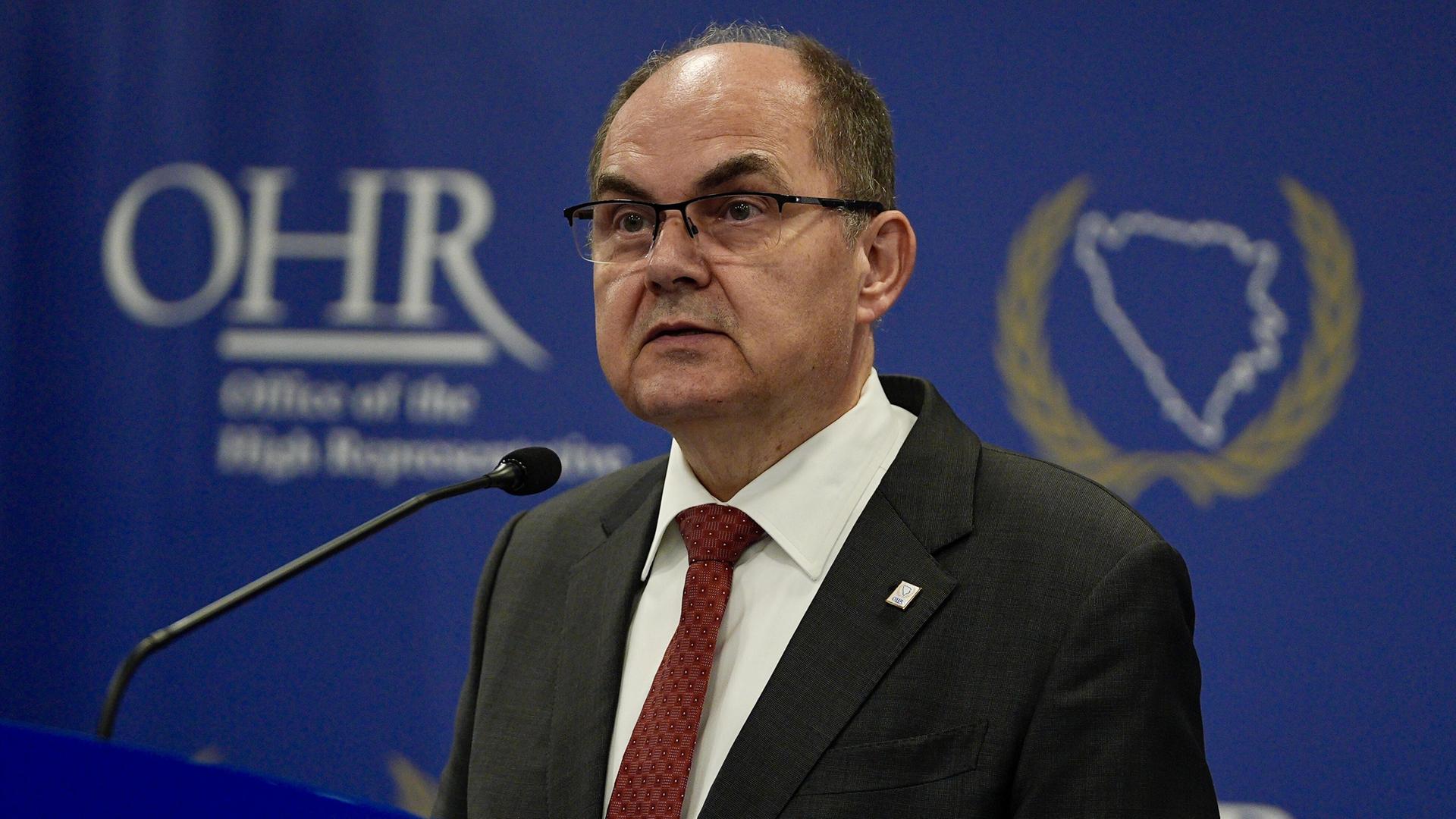 Der CSU-Politiker Christian Schmidt ist Hoher Repräsentant der internationalen Gemeinschaft in Bosnien-Herzegowina. Er steht an einem Redepult, im Hintergrund das Emblem OHR für sein Amt. Der CSU-Politiker Christian Schmidt ist Hoher Repräsentant der internationalen Gemeinschaft in Bosnien-Herzegowina. Er steht an einem Redepult, im Hintergrund das Emblem OHR für sein Amt.