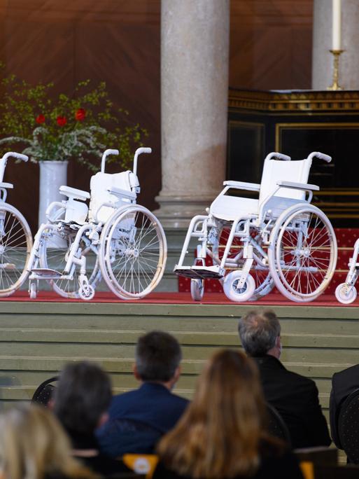 Weiße Rollstühle in der Potsdamer Nikolaikirche beim Gedenkgottesdienst für die getöteten Bewohner des Oberlinhauses.