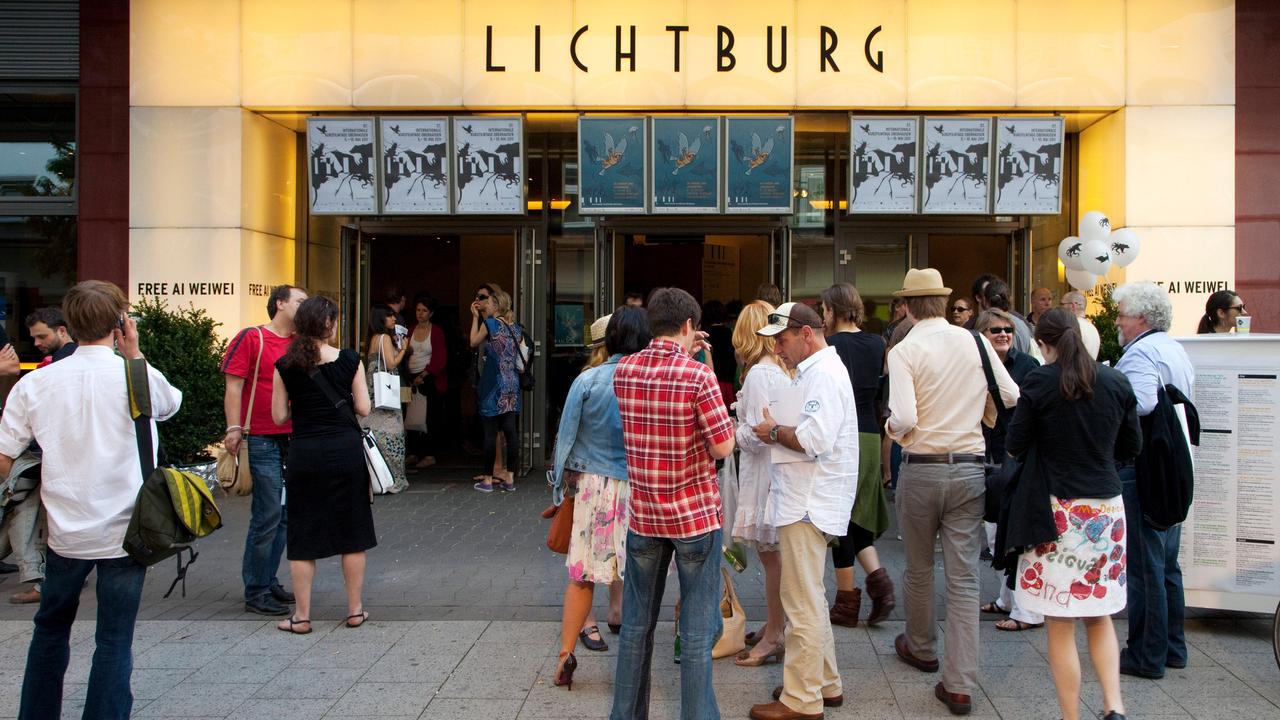 Außenansicht des Filmpalasts Lichtburg mit diversen Menschen davor.