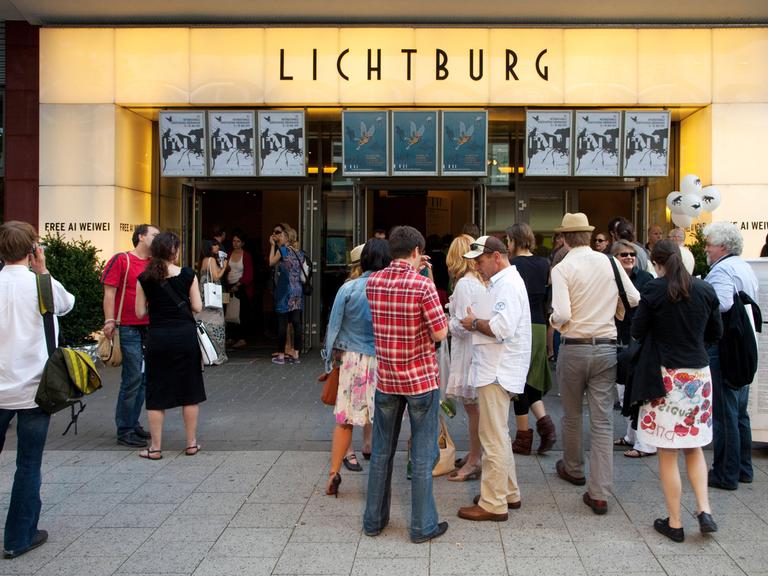 Außenansicht des Filmpalasts Lichtburg mit diversen Menschen davor.