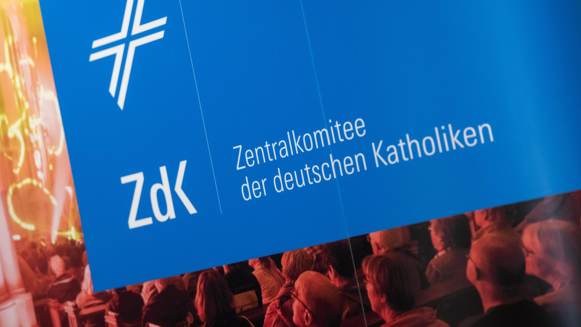 Ein Schild mit dem Logo des ZdK hängt während der Vollversammlung des Zentralkomitees der deutschen Katholiken vor dem Sitzungssaal.