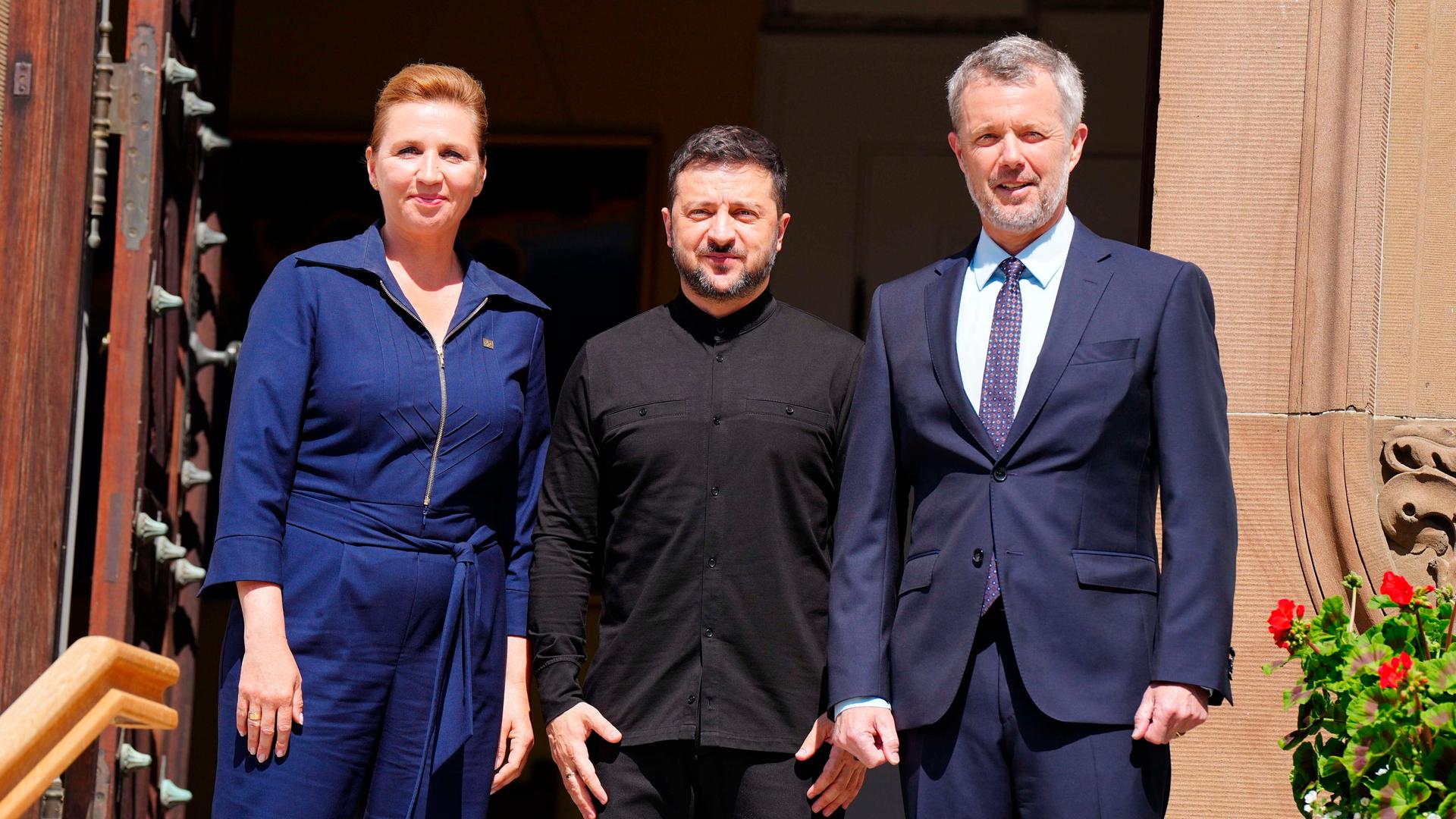 Dänemarks König Frederik X. empfängt den ukrainischen Präsidenten Selenskyj bei einer Audienz mit Ministerpräsidentin Frederiksen im Schloss Marselisborg in Aarhus, Dänemark