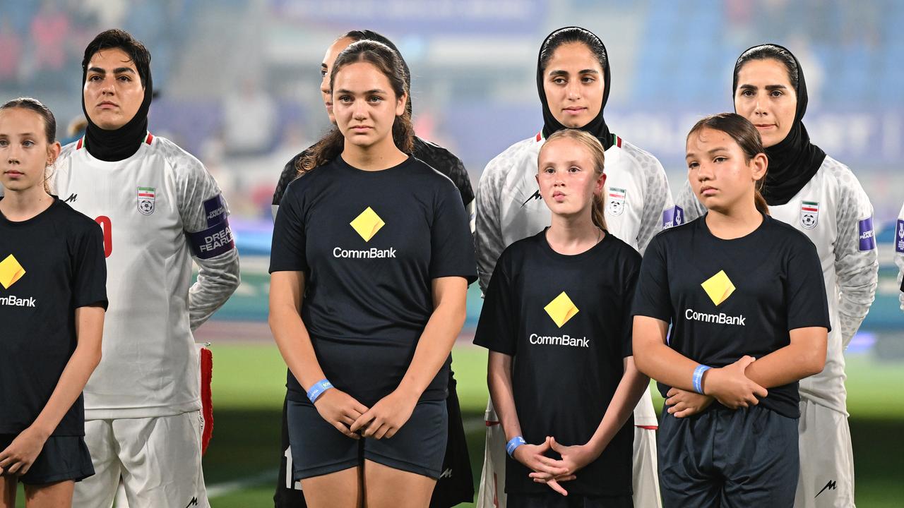 Iranische Spielerinnen während der Nationalhymne beim Spiel des Asien Cup zwischen Südkorea und dem Iran