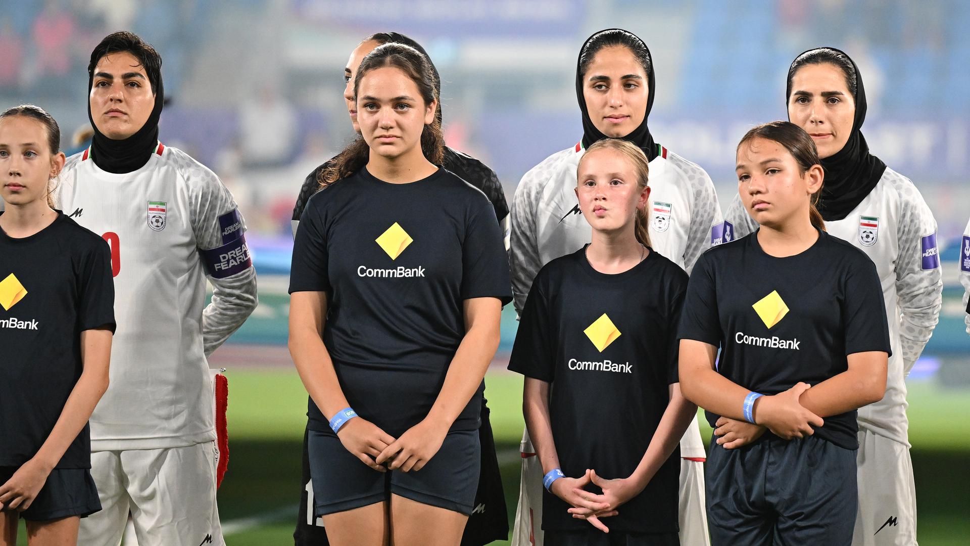 Iranische Spielerinnen während der Nationalhymne beim Spiel des Asien Cup zwischen Südkorea und dem Iran