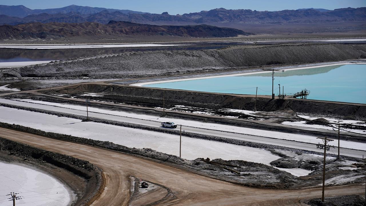 Ein Lastwagen fährt in Silver Peak, Nevada, an den Verdunstungsteichen für die Sole in der Lithiumanlage vorbei. 