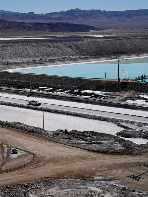 Ein Lastwagen fährt in Silver Peak, Nevada, an den Verdunstungsteichen für die Sole in der Lithiumanlage vorbei. 