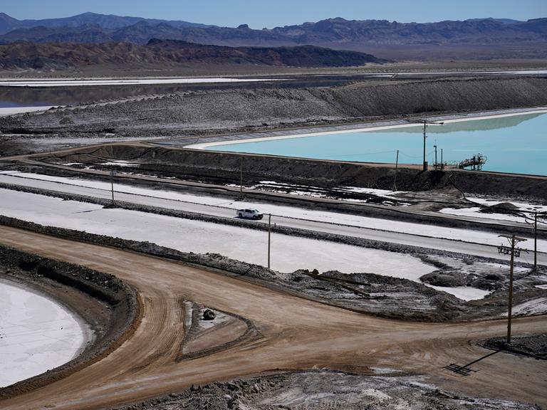 Ein Lastwagen fährt in Silver Peak, Nevada, an den Verdunstungsteichen für die Sole in der Lithiumanlage vorbei. 