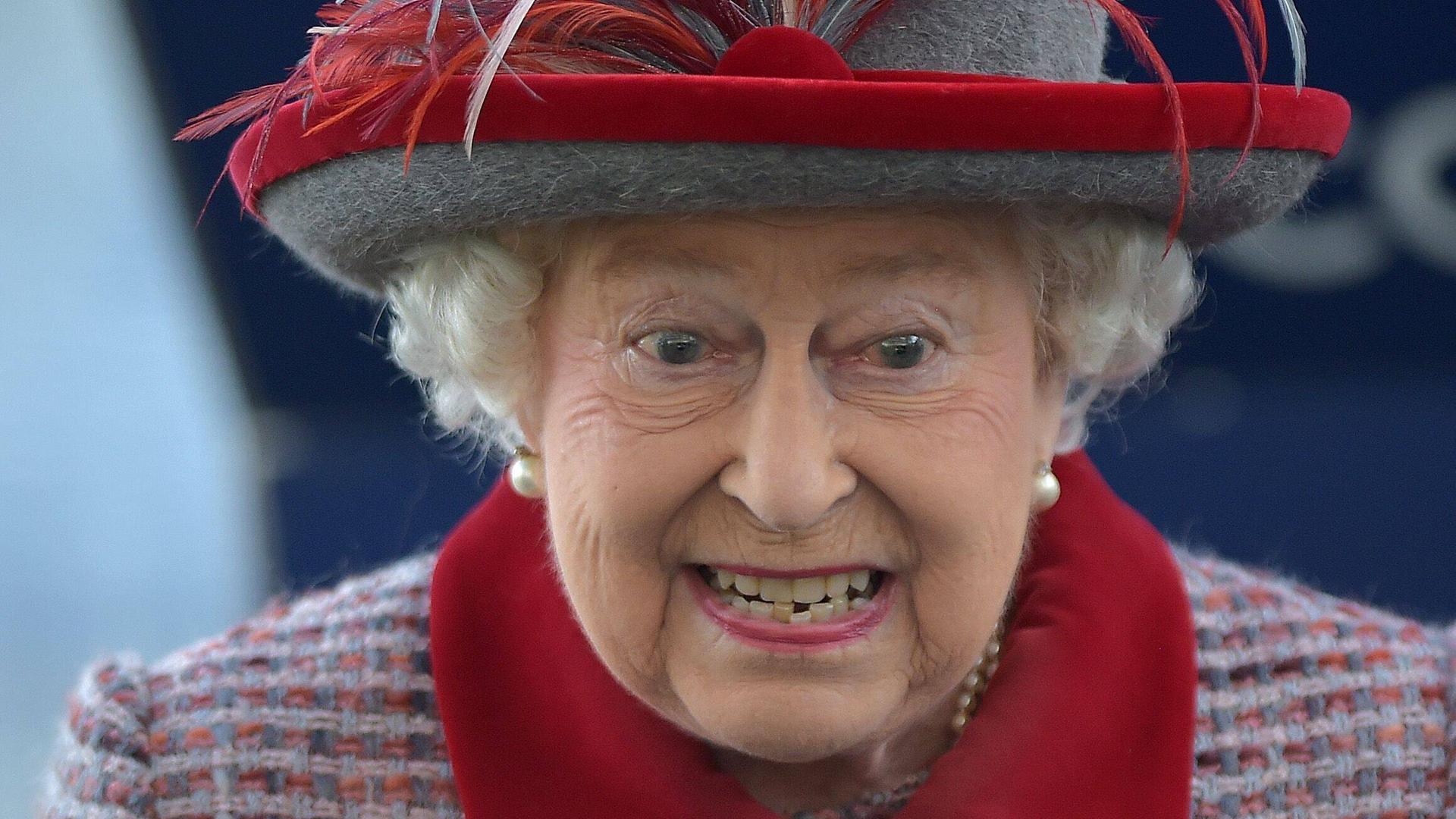Queen ELizabeth II mit einem aggressien Gvesichtsausdruck