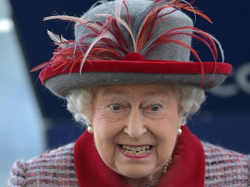 Queen ELizabeth II mit einem aggressien Gvesichtsausdruck