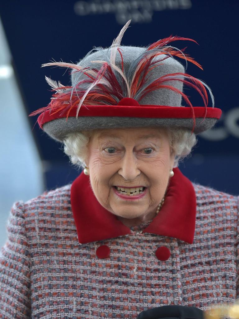 Queen ELizabeth II mit einem aggressien Gvesichtsausdruck