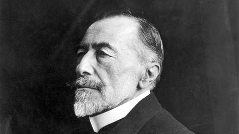 Schwarz-Weiß-Porträt des englischen Schriftstellers Joseph Conrad.