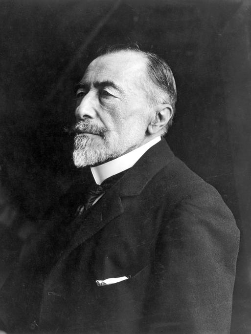 Schwarz-Weiß-Porträt des englischen Schriftstellers Joseph Conrad.