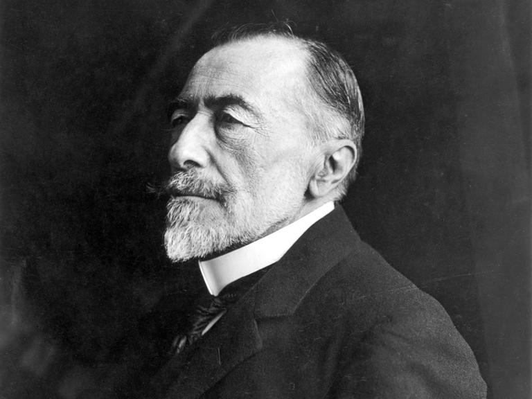 Schwarz-Weiß-Porträt des englischen Schriftstellers Joseph Conrad.