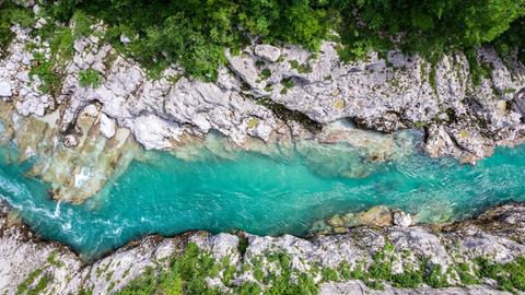 Der Soča-Fluss See in Slowenien von oben. Mit ihrer charakteristischen blaugrünen Farbe gilt die Soča als einer der schönsten Flüsse Europas.