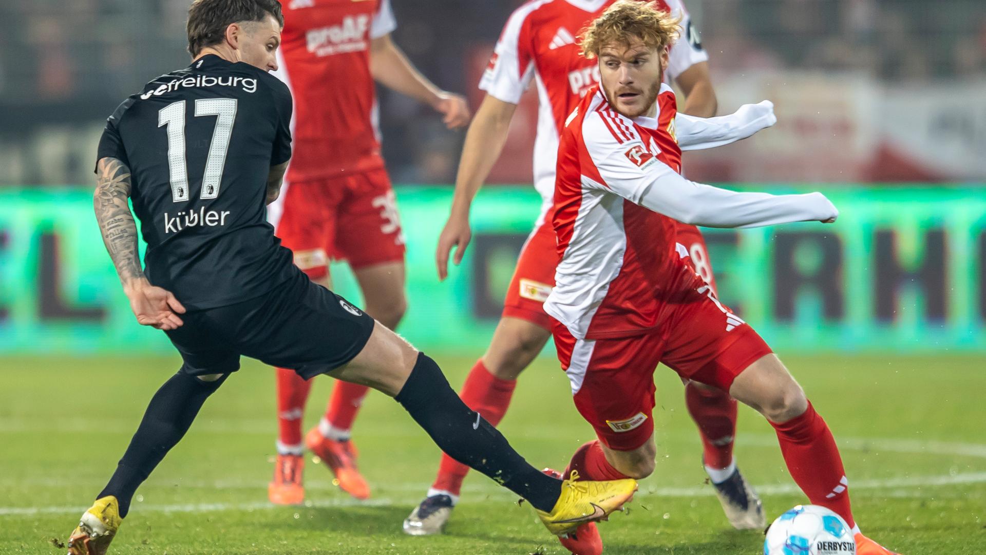 Berlins Yorbe Vertessen (rechts) und Freiburgs Lukas Kübler auf dem Spielfeld Berlins Yorbe Vertessen (rechts) und Freiburgs Lukas Kübler auf dem Spielfeld