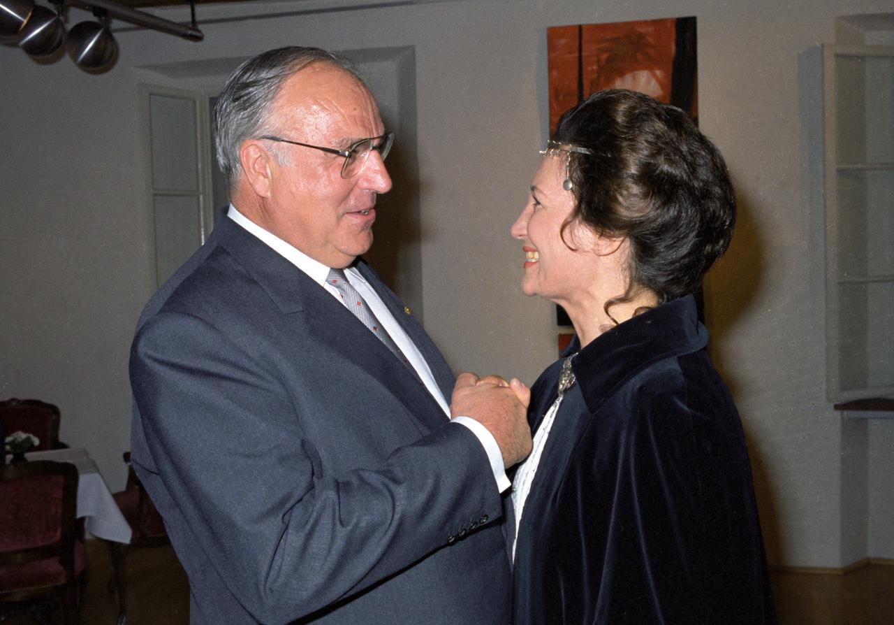 Kammersängerin Edda Moser mit Bundeskanzler Helmut Kohl (CDU) während eines Empfangs im August 1989 in Salzburg (Ãsterreich). Foto: Istvan Bajzat +++(c) dpa - Report+++