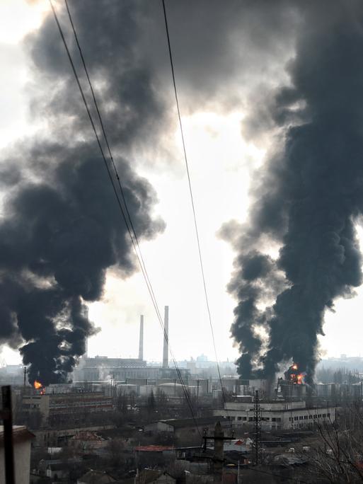 Schwarzer Rauch steigt in die Luft: Raketenangriff auf eine Öl-Raffinerie bei Odessa.