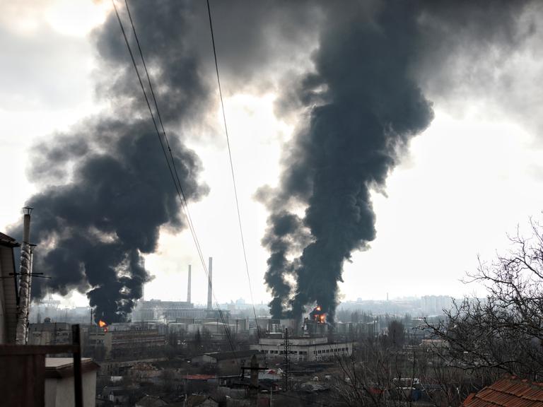 Schwarzer Rauch steigt in die Luft: Raketenangriff auf eine Öl-Raffinerie bei Odessa.