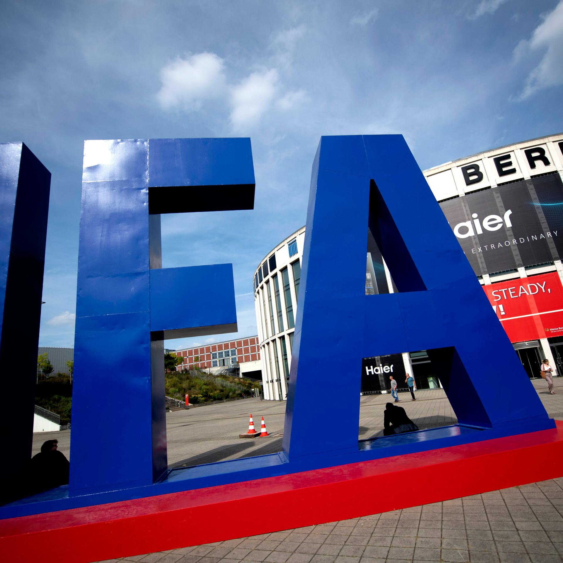 Eingang der Messe Berlin und Logo IFA auf der ifa, Internationale Funkausstellung